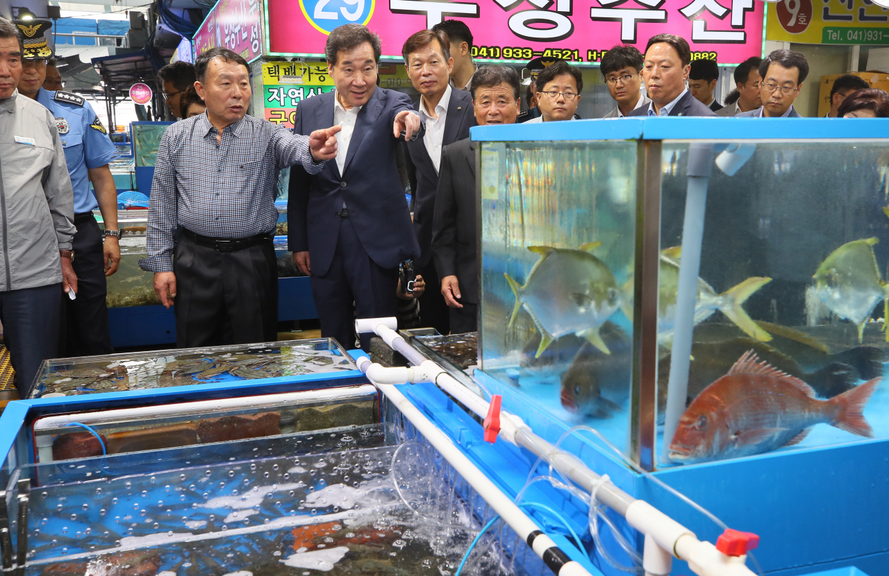 추석 명절을 앞두고 이낙연 국무총리가 11일 충남 보령시 보령수산시장을 찾아 상인들과 수산물에 대해 이야기를 나누고 있다. 연합뉴스