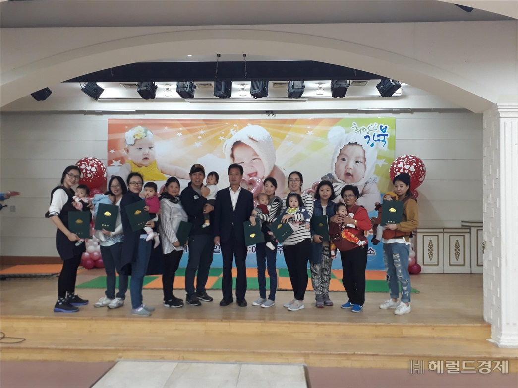 지난해 열린 '강북구 건강한 모유수유아 선발대회'에서 수상 아이와 부모가 기념촬영을 하고 있다. [강북구 제공]