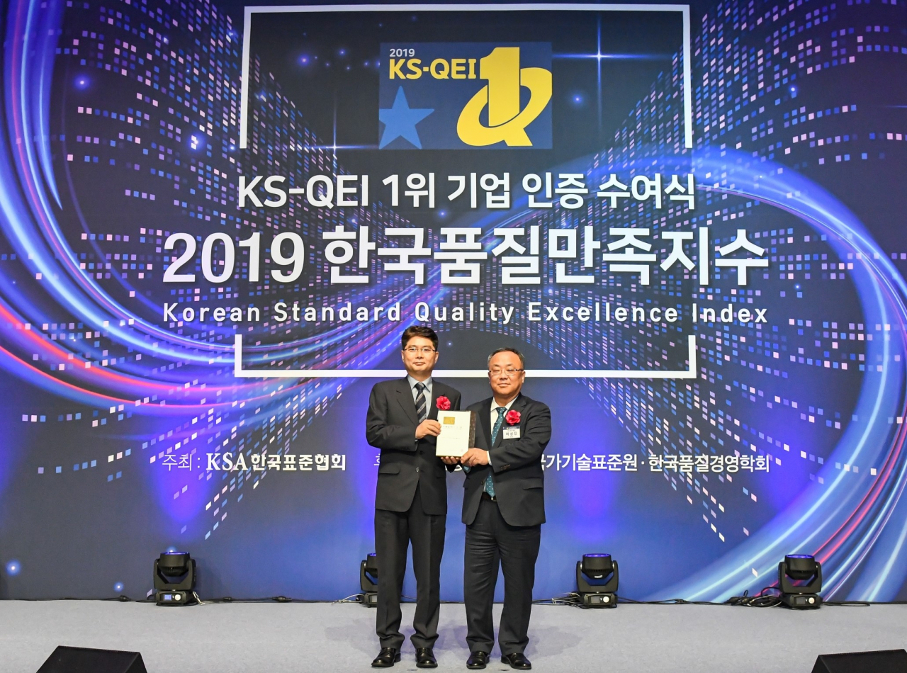 한국타이어앤테크놀로지㈜가 ‘한국품질만족지수(KS-QEI)’ 자동차용 타이어 부문에서 11년 연속 1위를 수상했다. 한국타이어앤테크놀로지㈜ 품질부문 고객품질보증담당 강승현 상무(왼쪽)가 한국표준협회 이상진 회장과 함께 기념촬영을 하고 있다. [한국타이어 제공]
