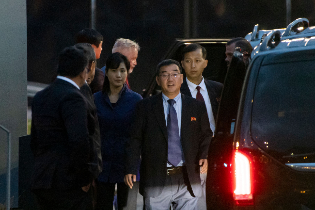 북미 실무 협상을 위해 3일(현지시간) 스웨덴 스톡홀름에 도착한 북한 대표단이 알란다 국제공항을 나서고 있다. [연합]