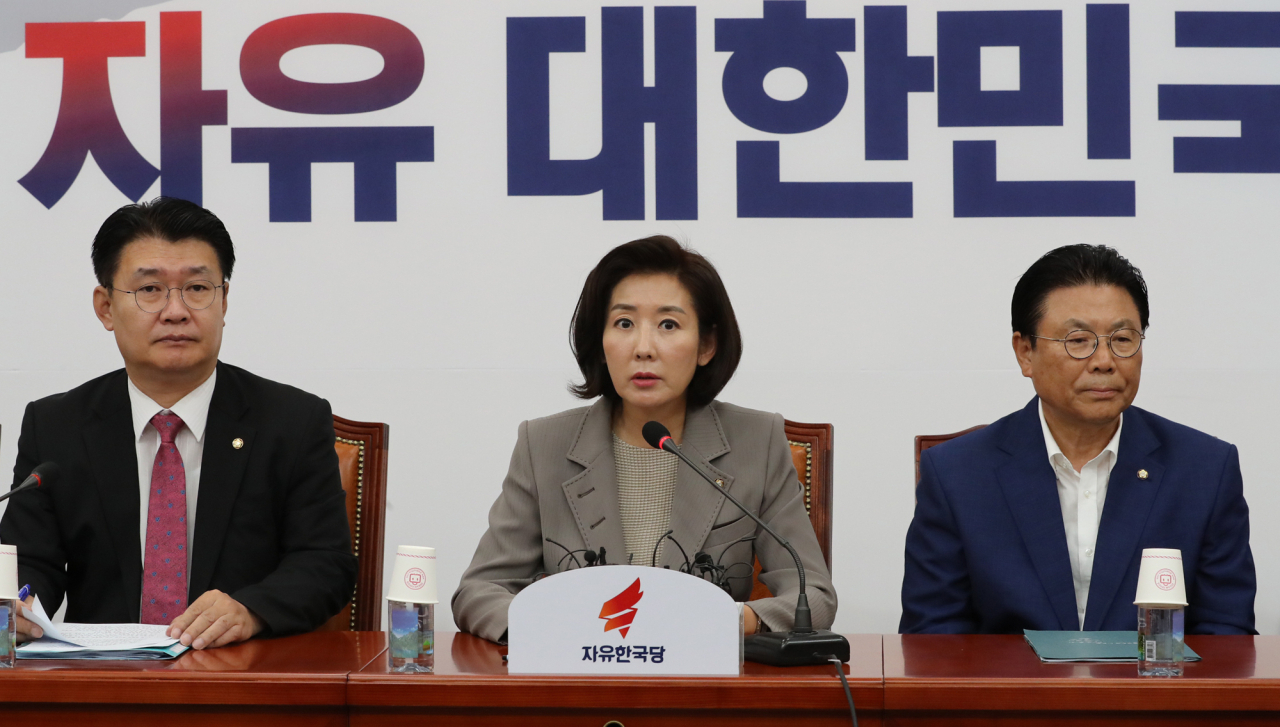 나경원 자유한국당 원내대표가 4일 국회에서 열린 '文실정 및 조국 심판' 국정감사대책회의에서 발언하고 있다. [연합]