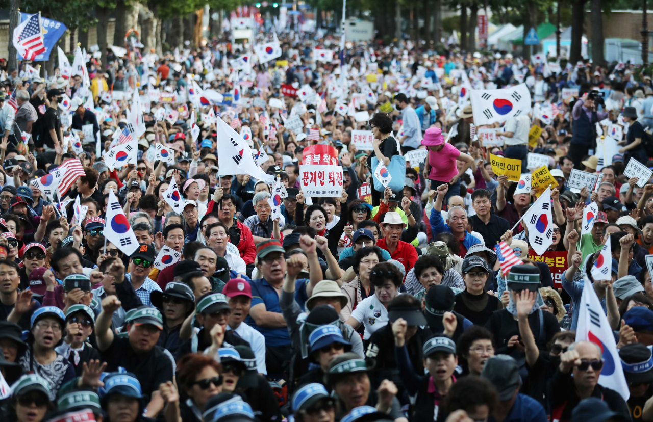 3일 서울 종로구 광화문광장에서 집회를 마친 보수단체 회원 등이 청와대 방향으로 행진해 사랑채 앞에서 집회를 이어가고 있다. [연합]