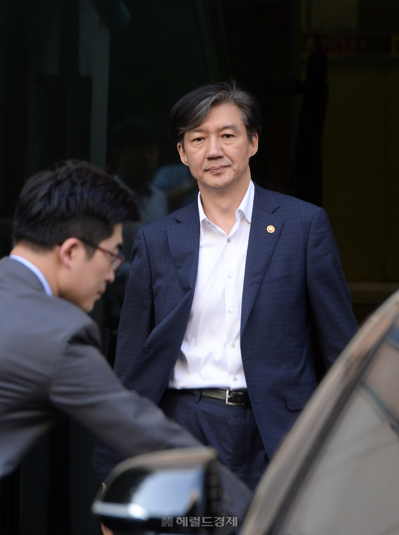[헤럴드경제=박해묵 기자] 4일 오전 조국 법무부 장관의 딸인 조민 씨가 라디오 방송에서 처음으로 자신을 둘러싼 각종 의혹에 대한 입장을 사전 녹음인터뷰롤 통해 직접 밝힌 가운데 조국 법무부 장관이 서울 방배동 자택을 나서고 있다.