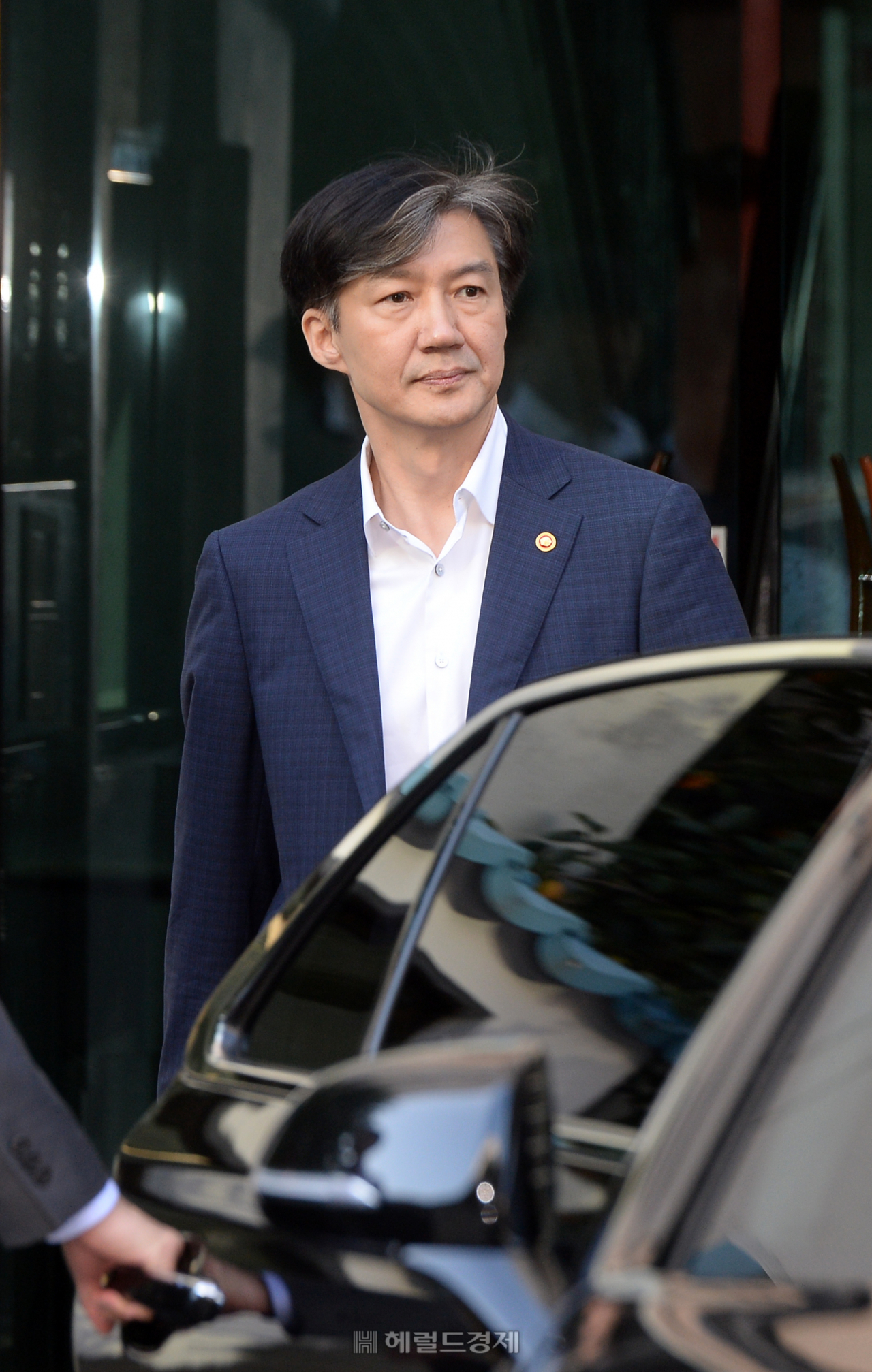 [헤럴드경제=박해묵 기자] 4일 오전 조국 법무부 장관의 딸인 조민 씨가 라디오 방송에서 처음으로 자신을 둘러싼 각종 의혹에 대한 입장을 사전 녹음인터뷰롤 통해 직접 밝힌 가운데 조국 법무부 장관이 서울 방배동 자택을 나서고 있다.