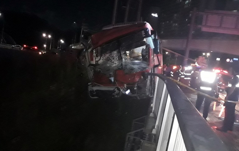 3일 오후 11시19분께 경기 용인시 기흥구 구갈교사거리에서 광역버스와 BMW 승용차가 충돌해 BMW 운전자가 숨지고 버스에 타고 있던 탑승객 30여 명 중 19명이 다쳐 병원으로 옮겨졌다. 사진은 사고 충격으로 다리에 설치된 난간을 뚫고 나간 버스 앞머리. [연합]