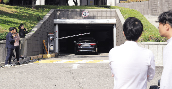 조국 법무부 장관이 부인 정경심 교수가 검찰 소환조사를 받은 다음날인 4일 오전 굳은 표정으로 서울 방배동 자택을 나서고 있다. 아래쪽 사진은 4일 오전 서울 서초구 서울중앙지검 주차장 입구에서 취재진이 정경심 교수의 재소환에 대비해 대기하고 있는 모습. 박해묵 기자/mook@·[연합]