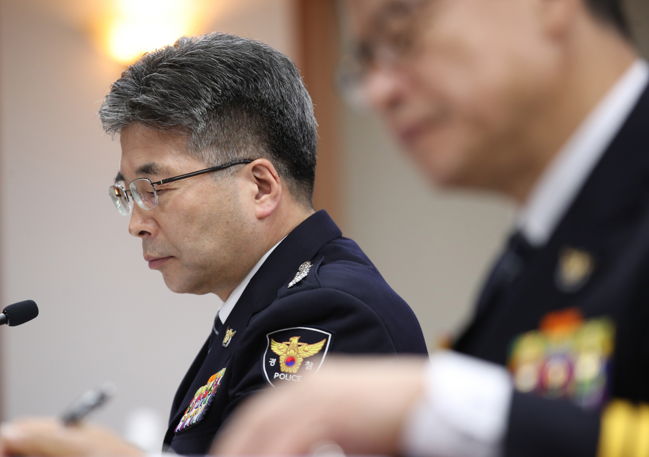 민갑룡 경찰청장이 4일 오전 서울 서대문구 경찰청에서 열린 국회 행정안전위원회의 경찰청 국정감사에서 자료를 살피고 있다. [연합]