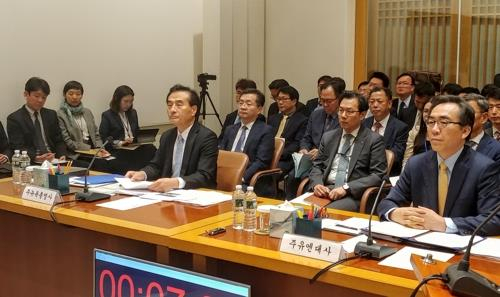 조태열 주유엔대사(오른쪽)가 지난 3일(현지시간) 미국 뉴욕에서 열린 국회 외교통일위원회 국정감사에 참석해 있다. 조 대사는 이날 북미 비핵화 협상과 관련해 “북한은 시간이 북한 편이라고 생각하는 것 같은데 그 생각을 버려야 한다”고 했다. [연합]