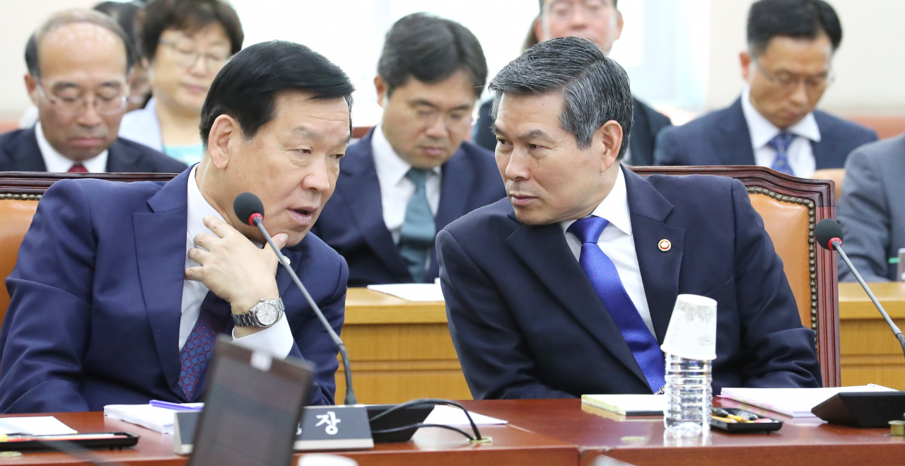 정경두 국방부 장관(오른쪽)과 기찬수 병무청장이 지난달 24일 오후 열린 국회 국방위원회 전체회의에서 대화하고 있다. [연합]