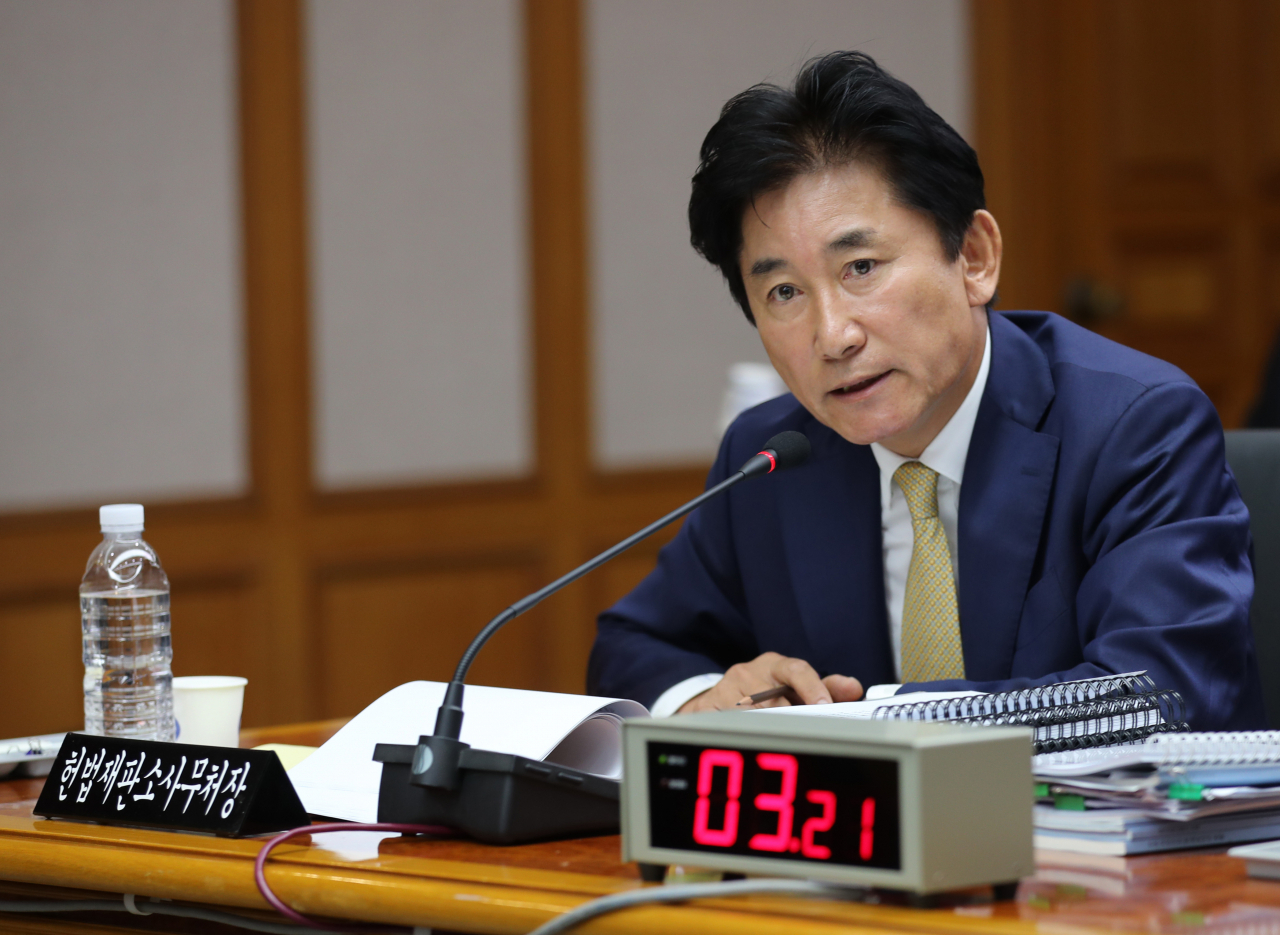 박종문 헌법재판소 사무처장이 4일 오전 헌법재판소에서 열린 국회 법제사법위원회의 헌법재판소 등에 대한 국정감사에서 질의에 답변하고 있다. [연합]