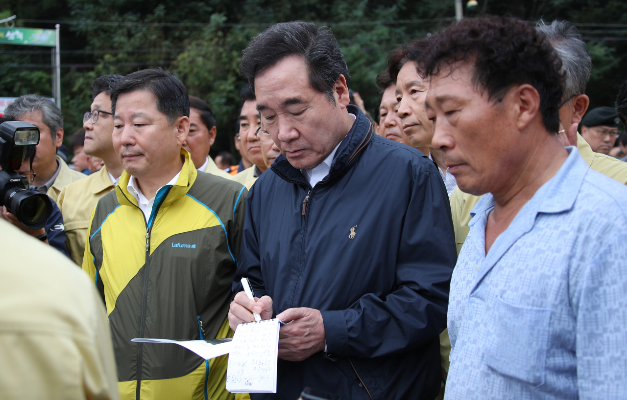 이낙연 국무총리가 4일 오후 강원도 삼척의 태풍 '미탁' 피해 현장을 찾아 피해 현황 관련 설명을 듣고 있다. 연합뉴스