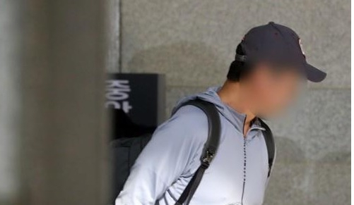 지난 1일 조국 법무부 장관의 동생 조모씨가 조사를 받기 위해 서울 서초구 중앙지검으로 들어서고 있다.[연합]