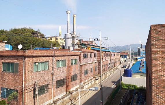 지난 4일 오후 경기도 포천시 신북면 신평염색공장집단화단지 전경. 경기북부지역 염색업체는 신평단지 21개, 동두천 25개, 포천 양문공단에 45개 사 등이 분포돼 있다. 조문술 기자