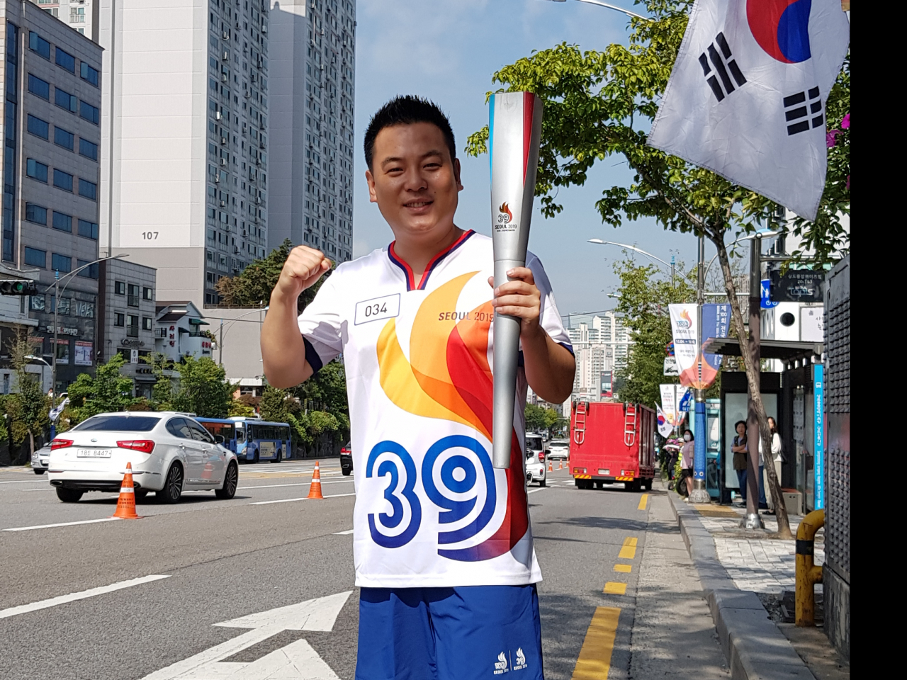 당구 선수 조재호가 성화 주자 유니폼을 입고 포즈를 취하고 있다 [KBF 제공]
