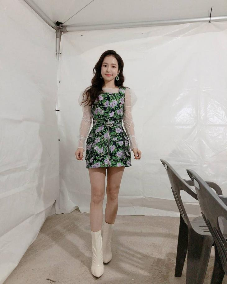 트로트 가수 홍자가 각선미가 훤히 드러나는 원피스 차림으로 포즈를 취했다. [홍자 SNS 캡처]