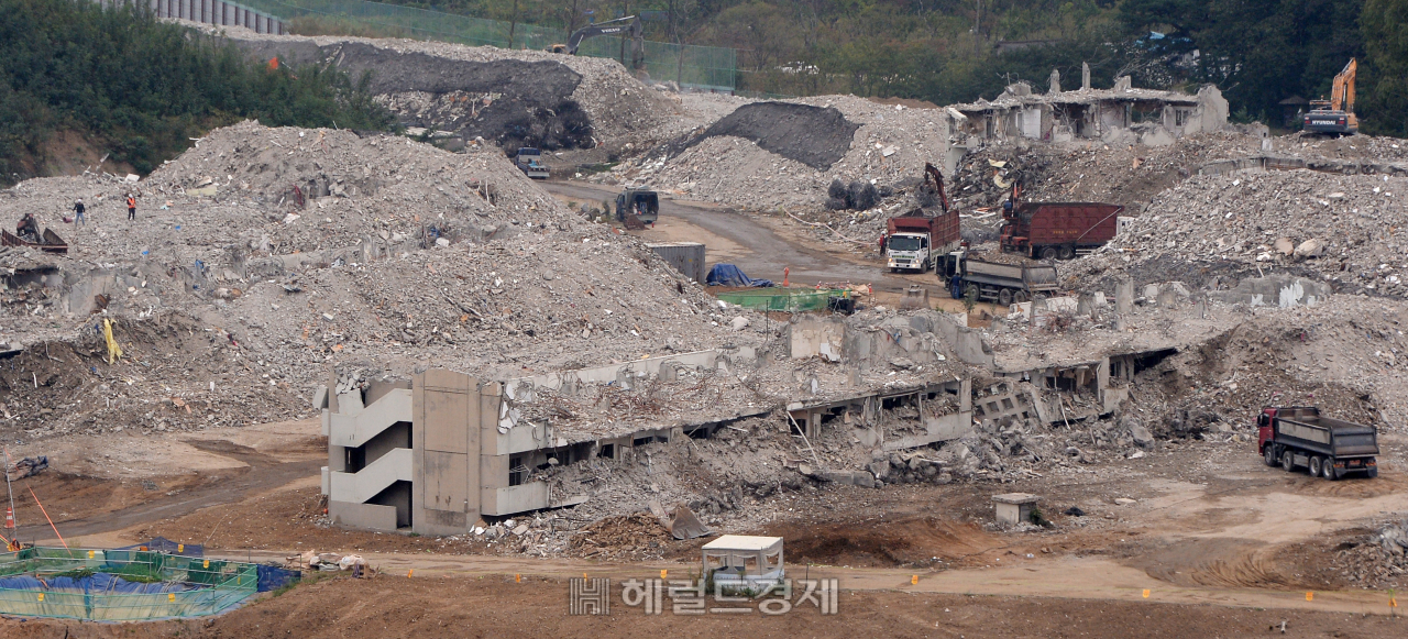 민간택지 분양가상한제의 이달 시행을 앞두고 국토교통부가 관리처분계획 인가를 받은 재건축·재개발 단지에 대해 상한제 적용을 6개월간 유예하기로 한 가운데 서울 강동구 둔촌주공아파트 단지의 철거공사가 막바지에 이른 모습이다. 역대 최대 규모 재건축 사업으로 꼽히는 둔촌주공은 민간택지 분양가 상한제 시행으로 분양에 큰 차질을 빚을 것으로 전망됐지만 정부의 분양가 상한제 유예 조치로 내년 4월까지 분양공고를 신청하면 규제를 피할 수 있게 됐다. [박해묵 기자/mook@heraldcorp.com]