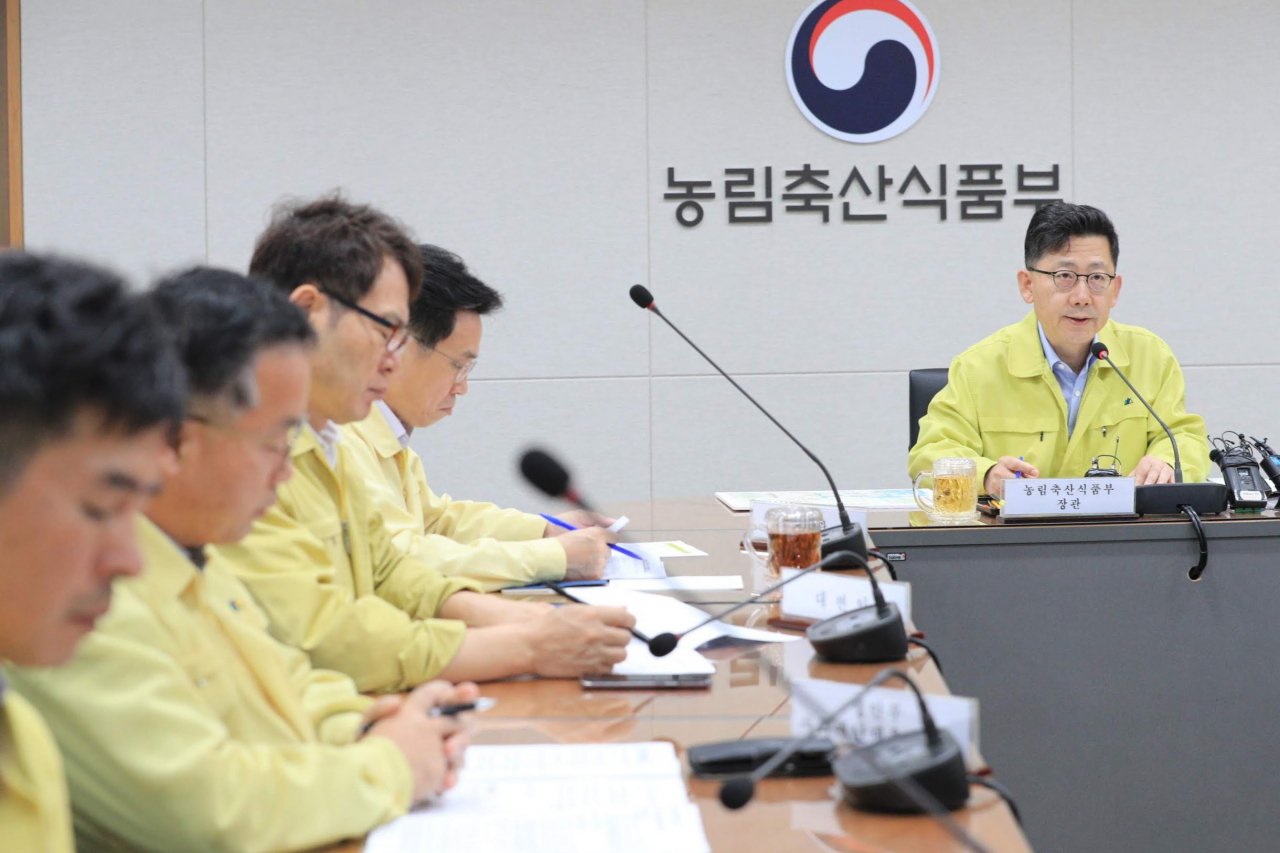 김현수(오른쪽 첫번째) 농림축산식품부 장관이 6일 정부세종청사에서 진행된 ‘아프리카돼지열병 방역상황 점검회의’에서 모두발언하고 있다.［농림축산식품부 제공］