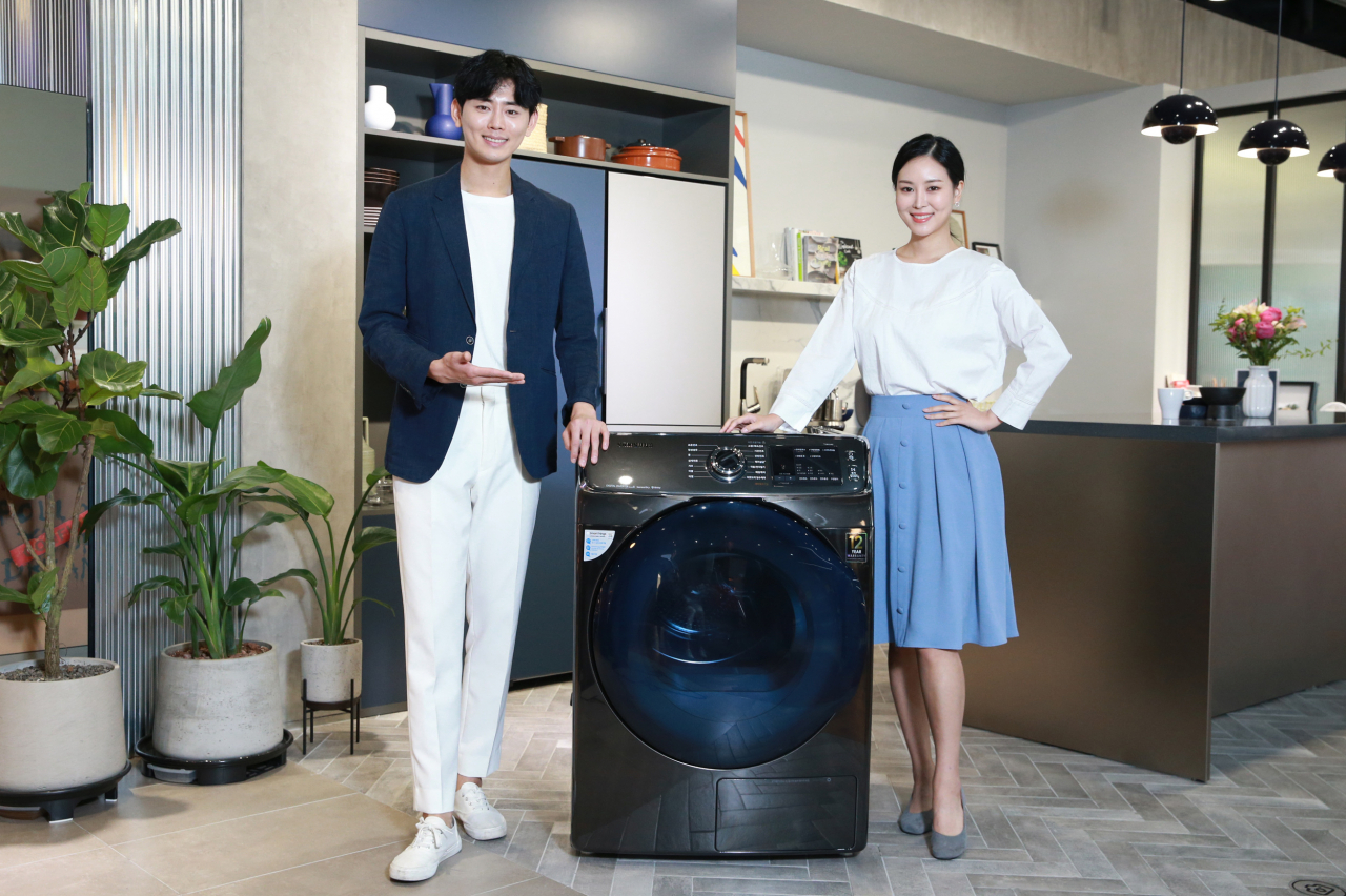 삼성전자 모델이 삼성 디지털프라자 강남본점에서 건조기를 소개하고 있다.[삼성전자 제공]