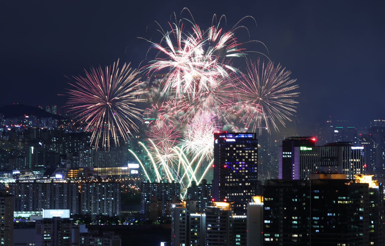 2019 서울세계불꽃축제가 열린 5일 오후 서울 남산에서 바라본 여의도 하늘을 화려한 불꽃이 수놓고 있다. '삶은 다채롭다'를 주제로 열린 이번 축제에는 한국, 스웨덴, 중국 등 3개국이 참가해 여의도 밤하늘을 화려하게 장식했다. [연합]