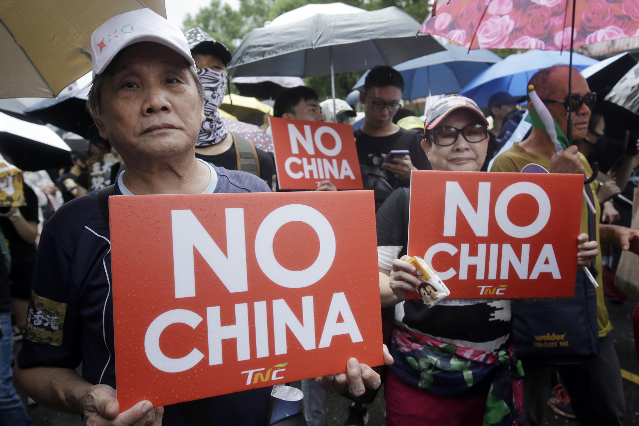 Hong Kong students and Taiwanese supporters hold slogans during a march in Taipei, Taiwan, Sunday, Sept. 29, 2019. (AP)