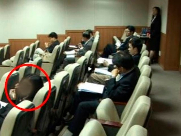 〈사진〉조국 법무장관의 딸(빨간 원 안)이 2009년 5월 15일 서울대 법대 공익인권법센터가 개최한 국제 학술대회에 참석한 증거로 공개된 사진 [정경심 교수 변호인단 제공]