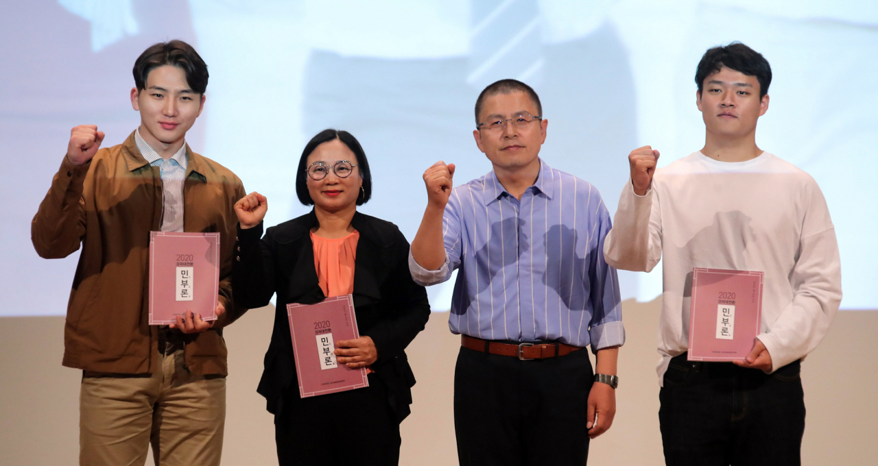 황교안 자유한국당 대표가 지난달 22일 국회 의원회관에서 열린 '민부론' 발간 국민보고대회에서 국민대표 3인에게 헌정을 하고 있다. [연합]