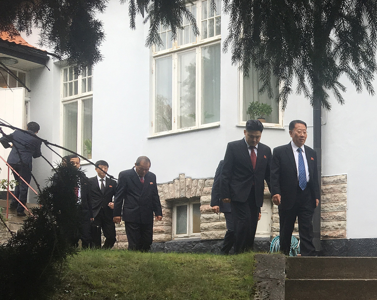 북미 스웨덴 스톡홀름 실무협상이 결렬된 가운데 북한 측 수석대표로 나선 김명길 외무성 순회대사는 6일(현지시간) 귀국하기 위해 모스크바를 경유하면서 2주 내 재협상 가능성에 대해 “이번과 같은 역스러운(역겨운) 회담이 다시 진행되길 원치 않는다”며 부정적 반응을 보였다. 김 대사가 스톡홀름 실무협상이 끝난 뒤 북한대사관을 나서고 있다. [연합]