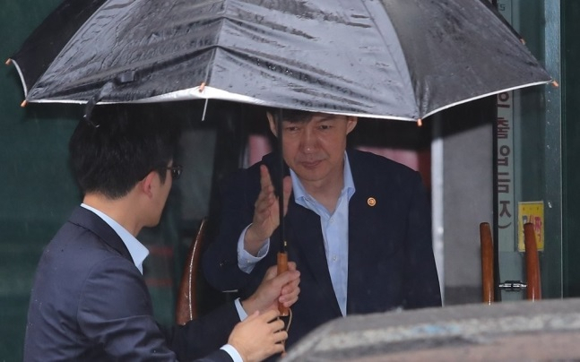 조국 법무부장관이 7일 서울 방배동 자택에서 나와 출근하고 있다. [연합]