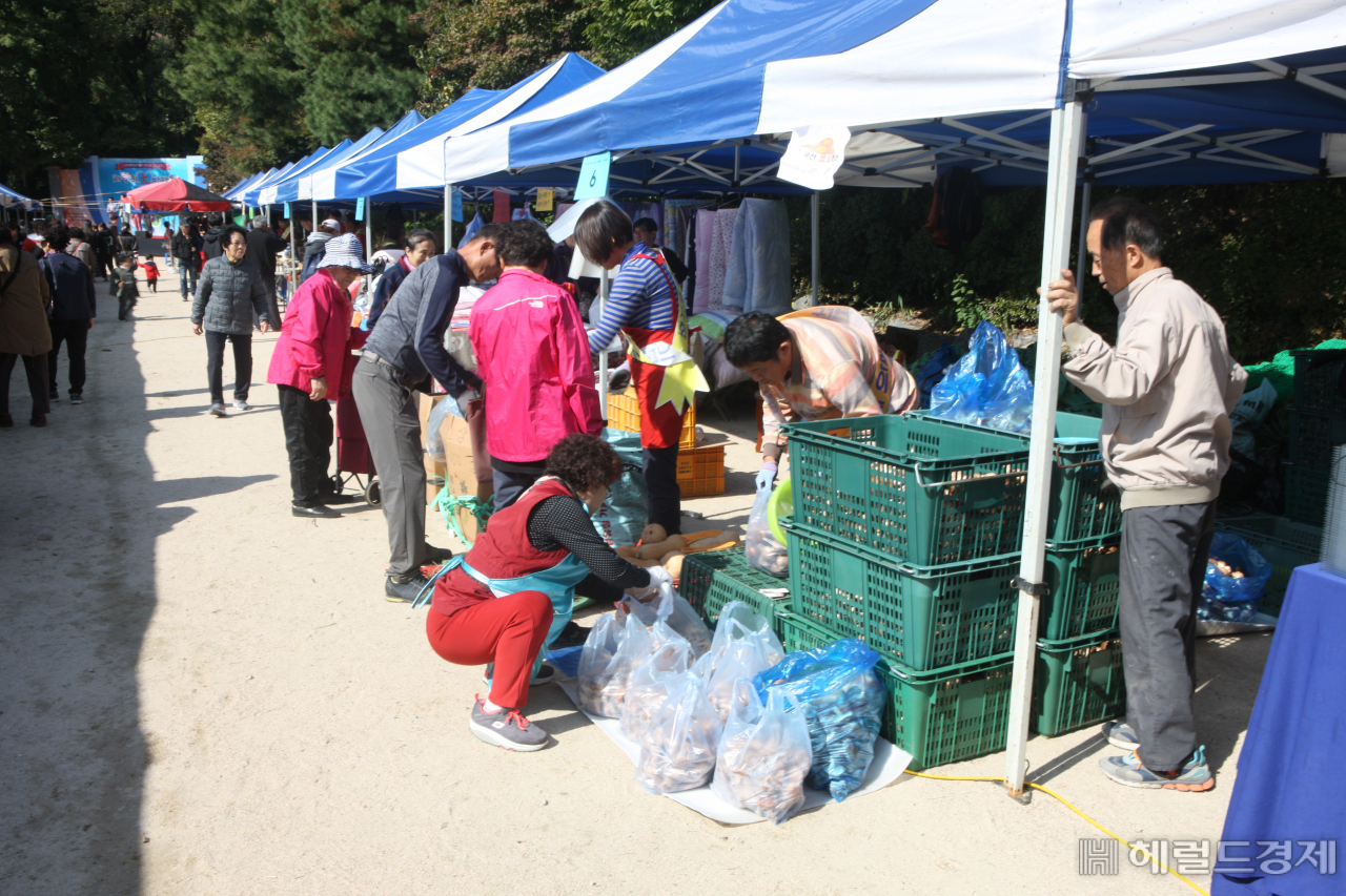 지난해 10월 한신대학교 신학대학원 운동장서 열린 강북구 종교연합바자회. [강북구]
