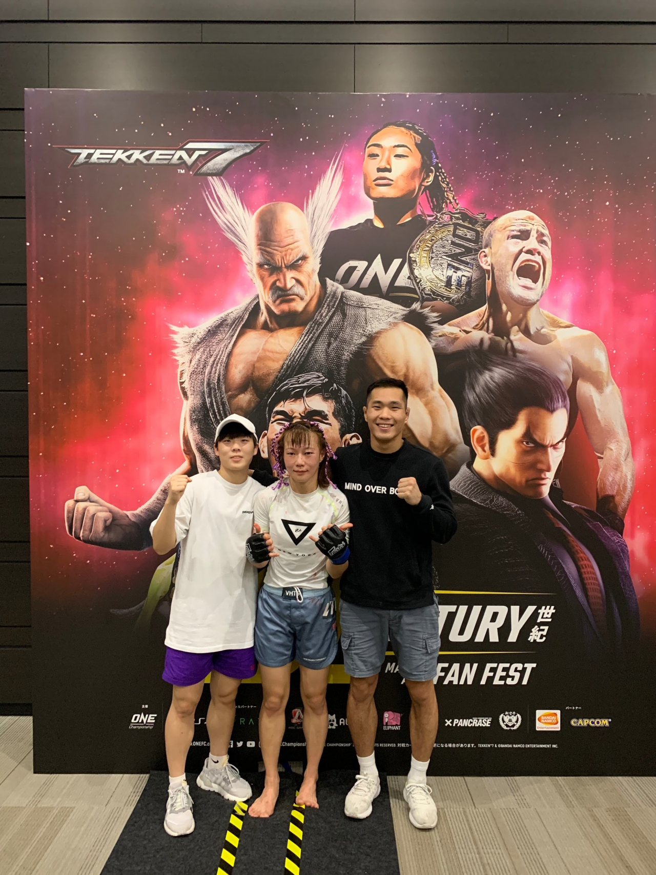 원챔피언십 3연승에 성공한 김소율(가운데)이 이벤트 포스터를 배경으로 팀과 포즈를 취했다 [TNS 제공]