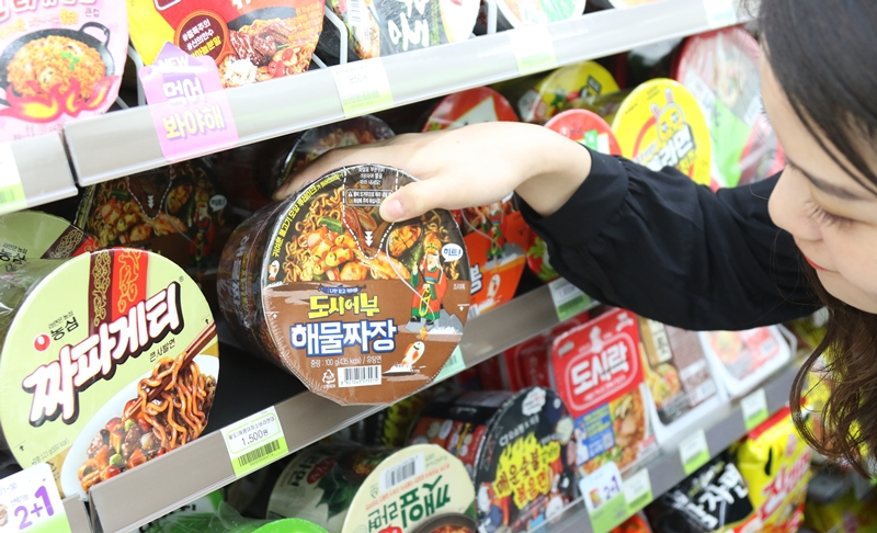 편의점 CU에서 고객이 컵라면 제품을 고르고 있다. [사진제공=CU]