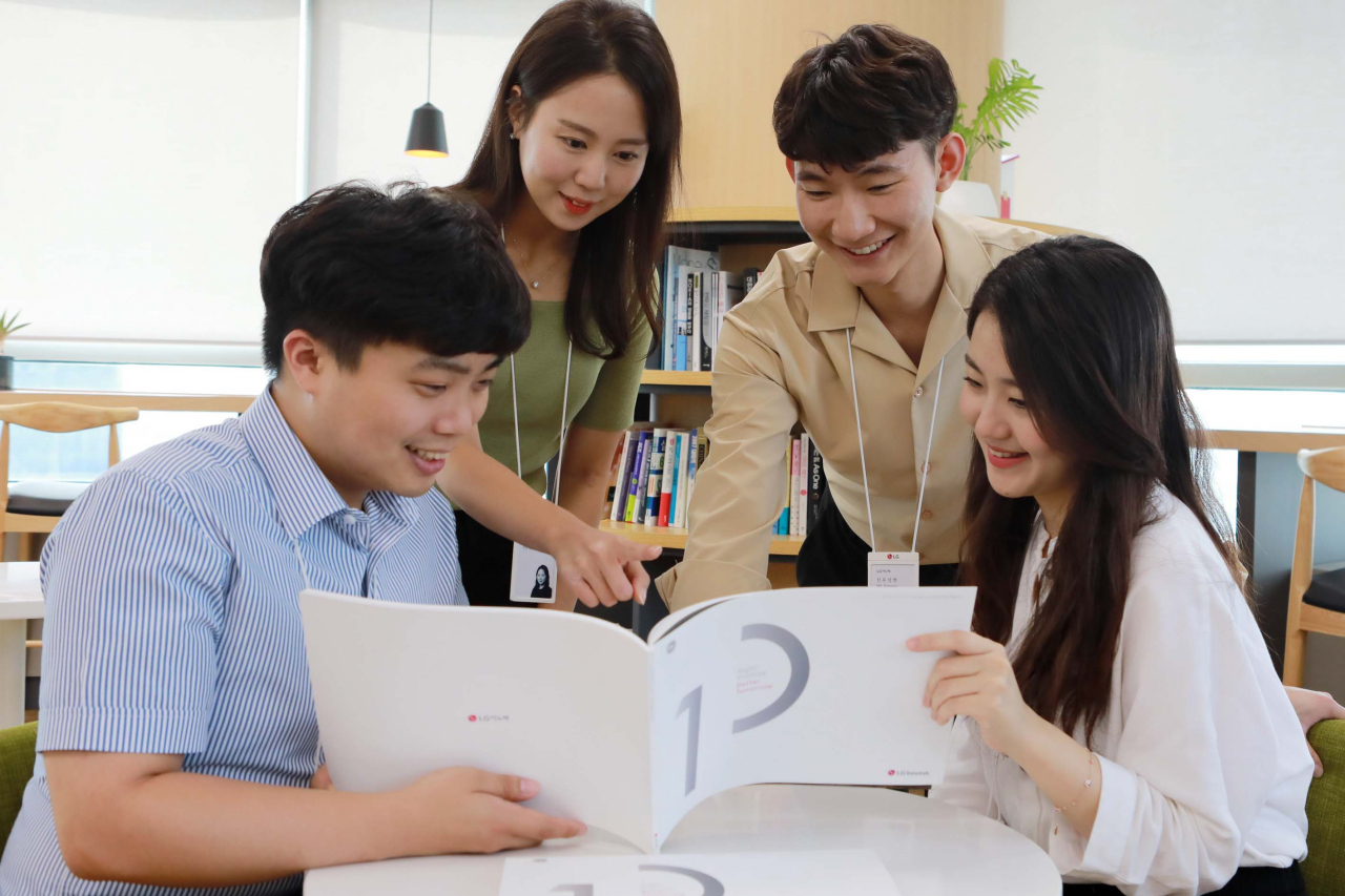 LG이노텍이 ‘2018-19년 지속가능경영 보고서’를 발간했다. 이 보고서는 지속가능경영 활동 공유 및 이해 관계자 소통을 위해 매년 제작해왔으며 올해로 발간 10주년을 맞았다. [LG이노텍 제공]
