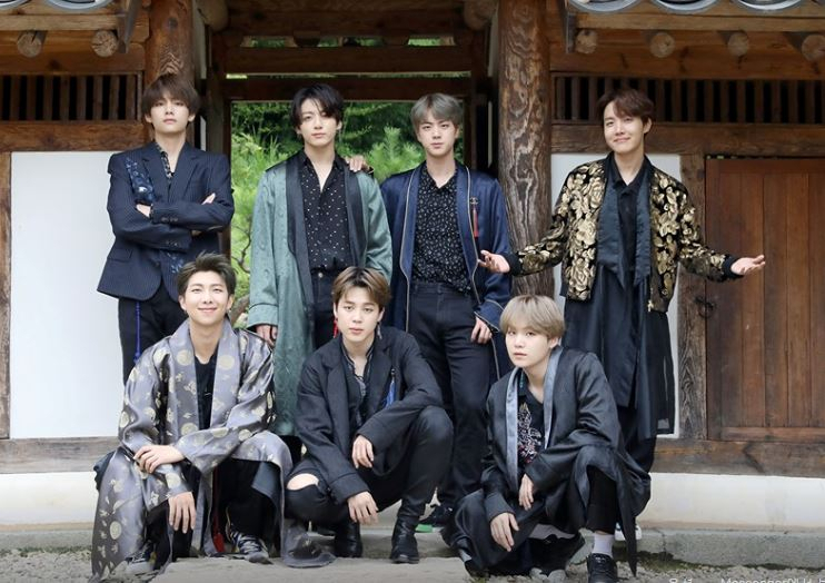 한복 차림으로 추석인사하는 BTS. [BTS 페이스북 캡처]