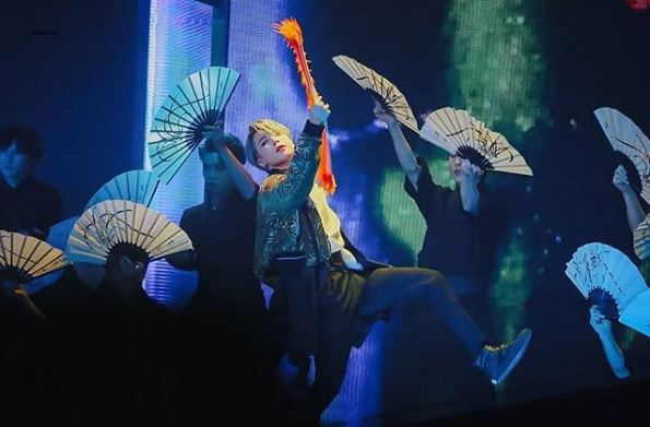 ‘IDOL’ 공연 중 생활한복 차림의 BTS. [BTS 뮤직비디오 캡처]