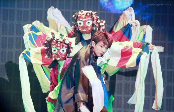 ‘IDOL’ 공연 중 생활한복 차림의 BTS. [BTS 뮤직비디오 캡처]