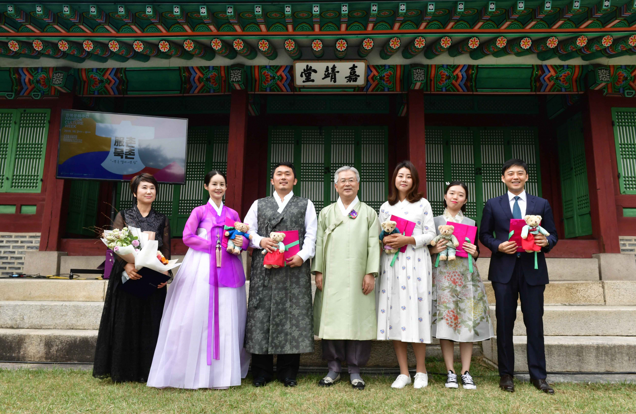 지난 5일 창덕궁 가정당에서 열린 '2019 한복문화주간' 행사에서 한복문화공로상 및 한복사랑 감사장 수상자들이 기념촬영을 하고 있다. 사진 왼쪽부터 돌실나이 김남희 대표, 방송인 김가연, 블리자드 엔터테인먼트 이학성 테크니컬 아티스트, 문체부 김용삼 차관, 우나영 작가, 반크 글로벌외교대사 한현민, 아나운서 정우영.