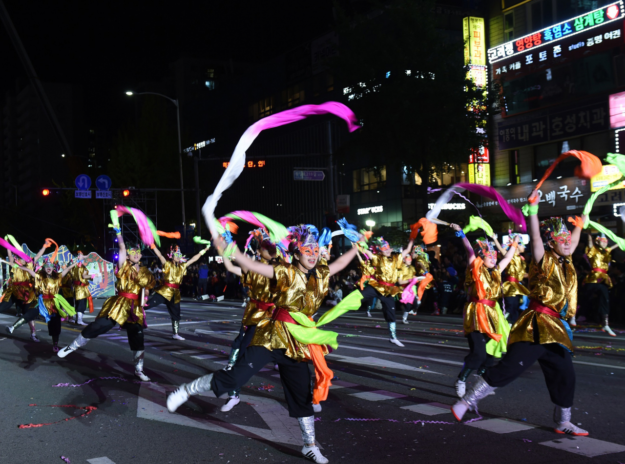 지난 6일 서울 노원구 일대에서 열린 ‘2019 노원 탈축제’에서 참가자들이 탈 퍼레이드를 하고 있다. ‘일상의 일탈을 꿈꾸다’라는 주제로 전통과 현대, 춤과 음악이 어우러진 주민 참여형으로 열린 노원 탈축제는 지난 4일 전야제를 시작으로 3일간 노해로 550여 m 구간에서 6일까지 열렸다. [노원구]