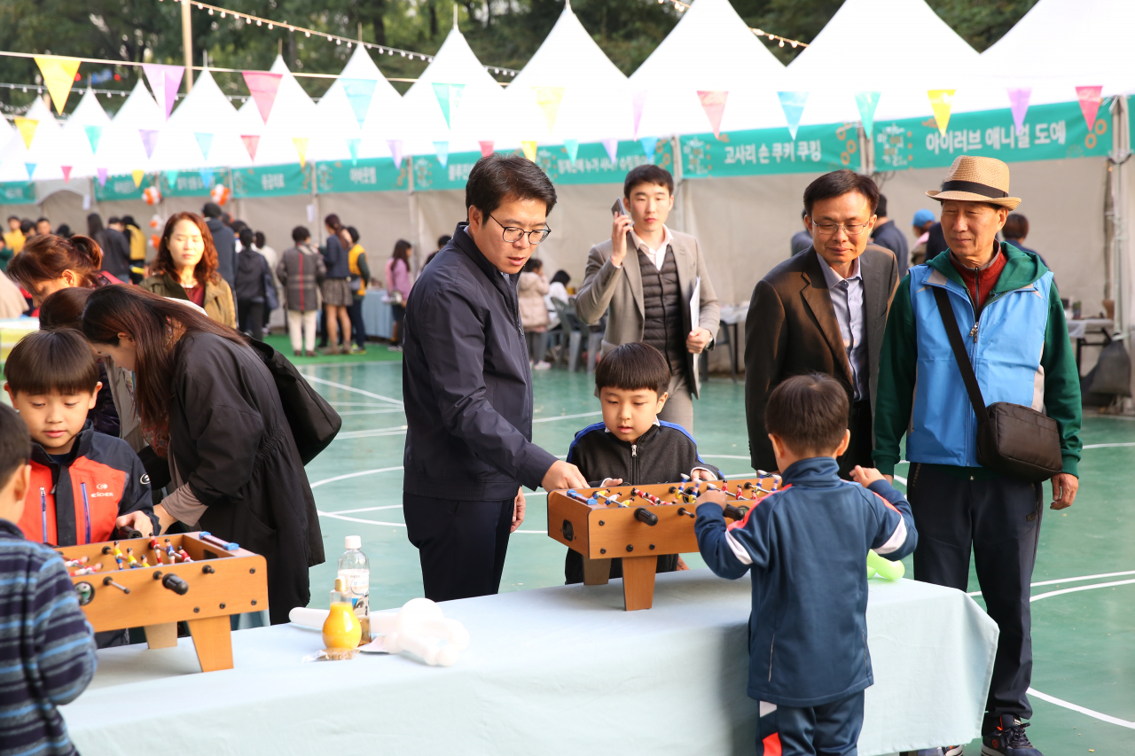 지난해 마장도시재생 축제 ‘마장의 휴일’에 참여해 어린이들과 함께하고 있는 정원오 구청장. [성동구 제공]