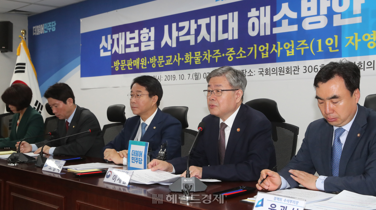 더불어민주당과 정부, 청와대는 7일 내년부터 모든 자영업자가 산재보험에 가입해 혜택을 받을 수 있는 방안을 협의해 추진하기로 했다. 방문판매원, 방문교사, 대여제품 방문 점검원, 가전제품 설치기사 등 방문서비스 종사자와 화물차주 등 특수형태근로종사자(특수고용 노동자) 27만명도 산재보험을 적용받을 수 있게 된다. [사진=정희조 기자/checho@heraldcorp.com]
