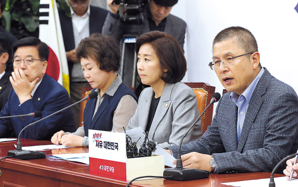 황교안 자유한국당 대표가 7일 오전 국회에서 열린 최고위원회의에서 발언하고 있다. [연합]