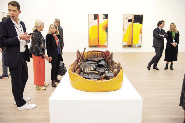 세계 3대 아트페어로 꼽히는 프리즈 런던(Frieze London)이 지난 3~6일 영국 런던 리젠트 파크에서 개막했다. 사진은 오픈 10분만에 스털링 루비의 대작(벽면에 걸린 노란 작품)을 32만5000달러에 판매한 가고시안 갤러리 전경. Photo by Linda Nylind