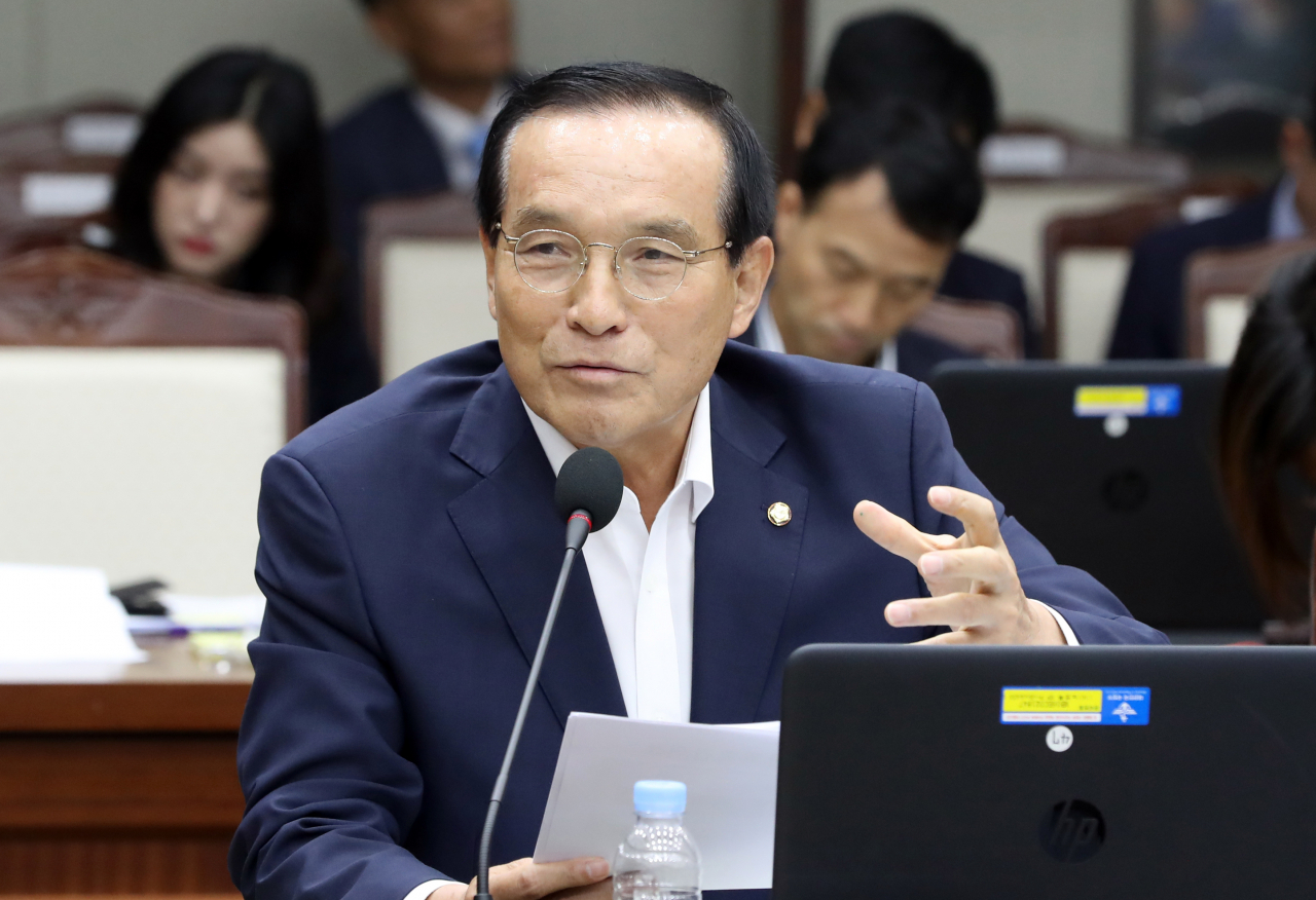 바른미래당 김중로 의원이 2일 서울 용산구 국방부청사에서 열린 국회 국방위원회의 국방부 국정감사에서 정경두 국방장관에게 질의하고 있다. [연합]