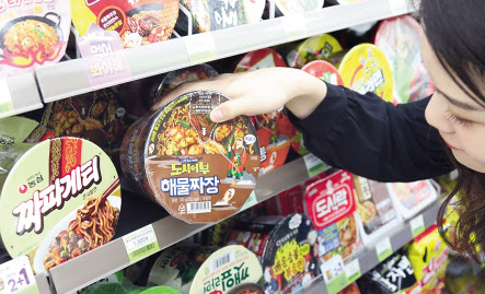 편의점 CU에서 고객이 컵라면 제품을 고르고 있다. [CU 제공]
