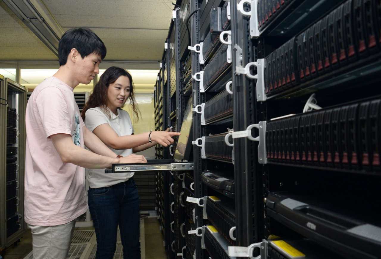 ETRI 연구진이 클라우드 통합 스토리지 동작 상태를 확인하는 모습.[ETRI 제공]