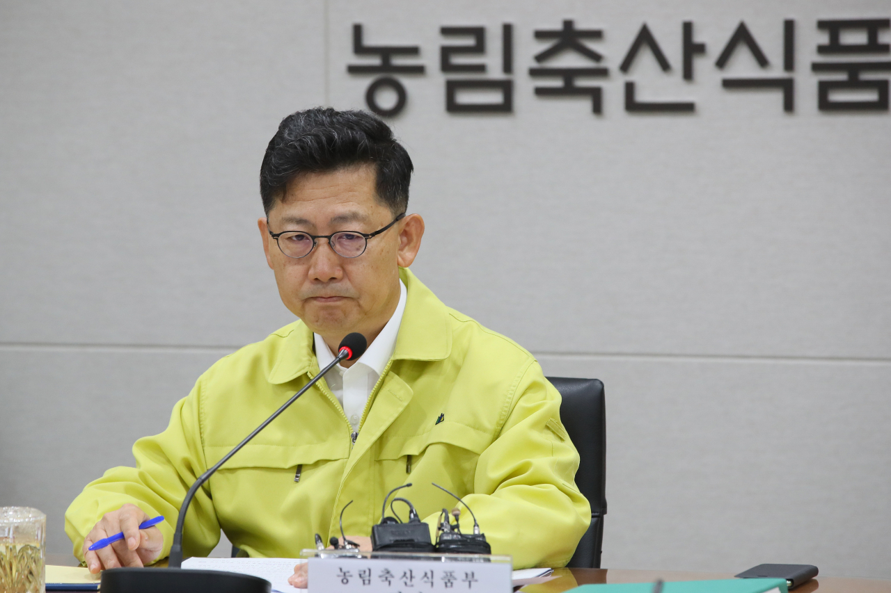 김현수 농림축산식품부 장관이 7일 세종시 정부세종청사 농림축산식품부 아프리카돼지열병 방역상황실에서 열린 일일 방역상황 점검회의에서 굳은 표정으로 생각에 잠겨 있다. [연합]