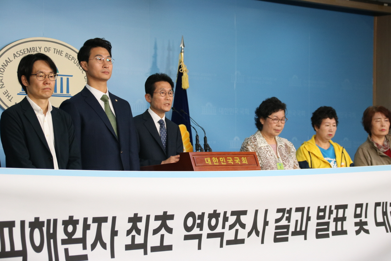 국회 보건복지위원회 윤소하의원과 인도주의실천의사협의회, 법무법인 오킴스, 인보사투여환자 등이 7일 국회 정론관에서 인보사 투여환자 역학조사결과를 발표하고 있다.