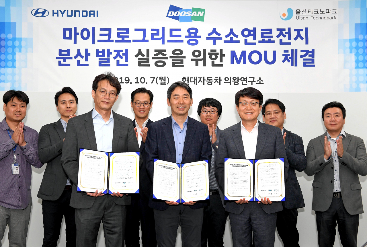 7일 현대자동차 의왕연구소에서 현대차 전략기술본부 미래기술연구실장 오재혁 상무, 두산퓨얼셀 R&D/신사업본부장 문상진 상무, 울산테크노파크 우항수 에너지기술지원단장 등이 참석한 가운데 ‘마이크로그리드용 수소연료전지 분산발전 실증을 위한 상호협력 MOU’를 체결했다. [현대차 제공]