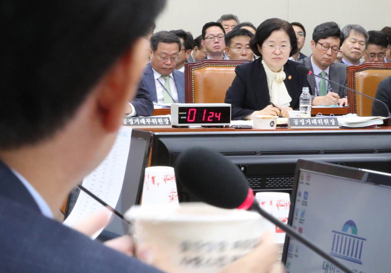 7일 국회에서 열린 정무위원회 국정감사에서 김진태 자유한국당 의원이 조성욱 공정위원장에게 국대떡볶이를 들어 보이며 프랜차이즈 업체 관련 질의하고 있다. [연합]