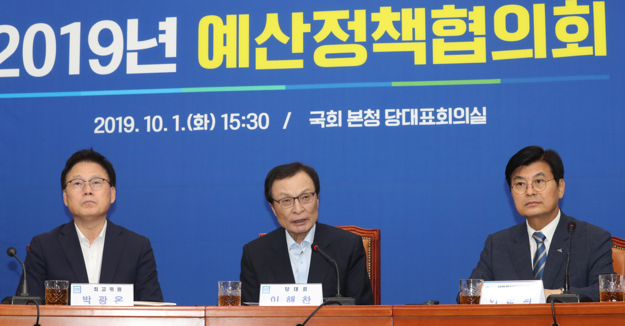 더불어민주당 이해찬 대표가 1일 오후 국회에서 열린 세종특별자치시 예산정책협의회에서 인사말을 하고 있다. 왼쪽부터 박광온 최고위원, 이해찬 대표, 이춘희 세종특별자치시 시장. 연합뉴스