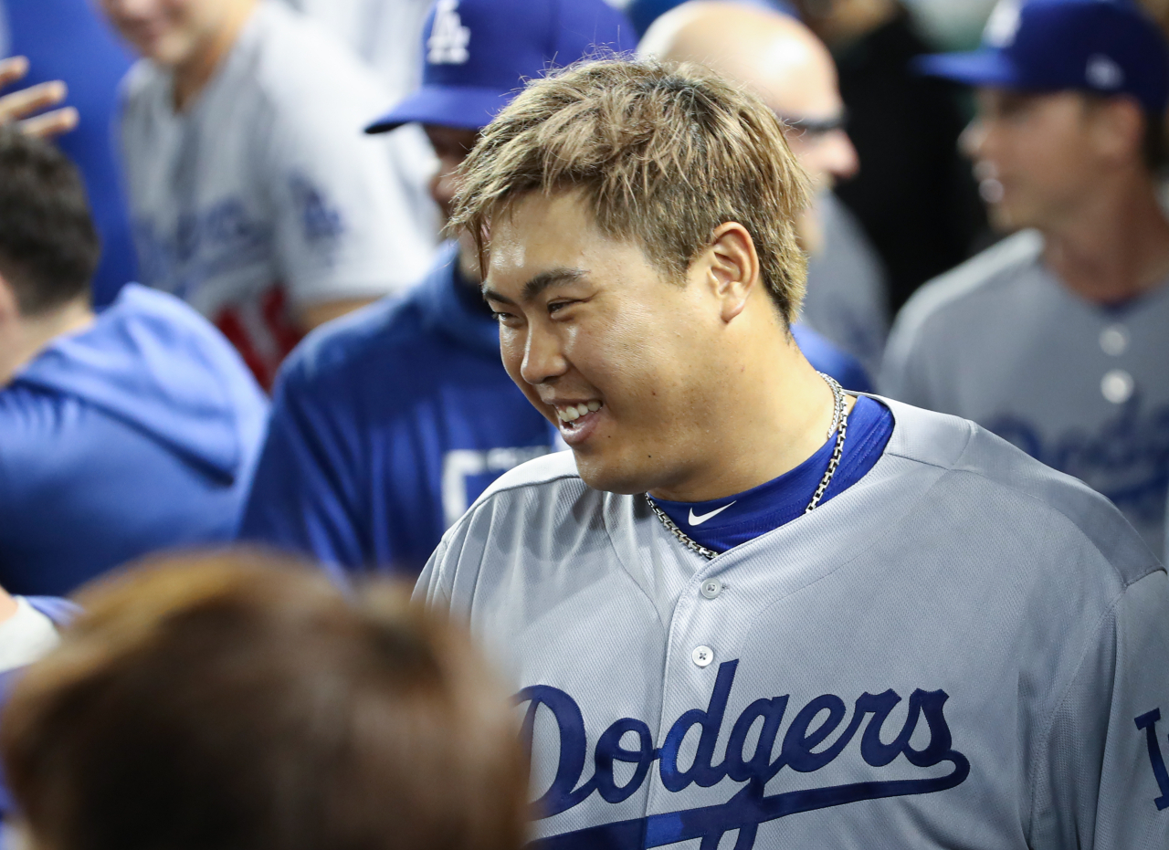 6일(현지시간) 오후 워싱턴 D.C. 내셔널스파크에서 열린 미국프로야구 메이저리그(MLB) 내셔널리그 디비전시리즈 3차전 로스앤젤레스 다저스와 워싱턴 내셔널스와의 경기에서 류현진이 동료 저스틴 터너가 6회초 3점 홈런을 치자 미소짓고 있다. 연합뉴스